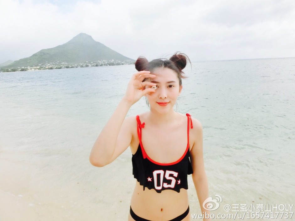 清新靓丽的美女王圣小泰山户外写真