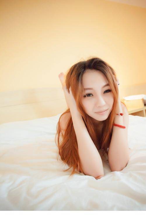 俏皮可人的美女对你放电