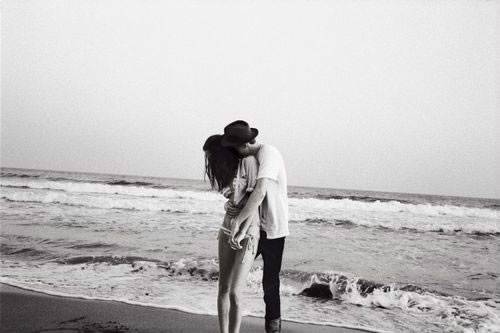 牵手一起走浪漫情侣图片