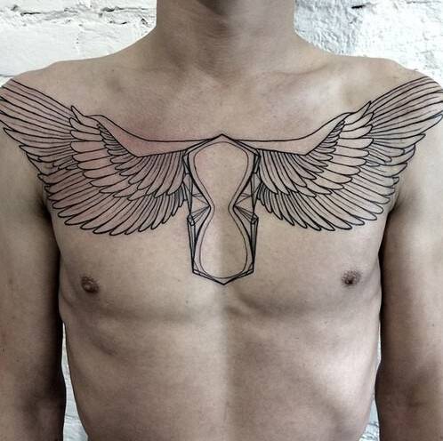 帅哥胸部上的个性纹身图