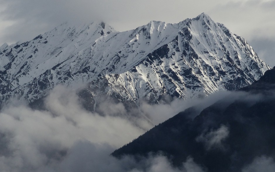 巍峨挺立的山川风景壁纸