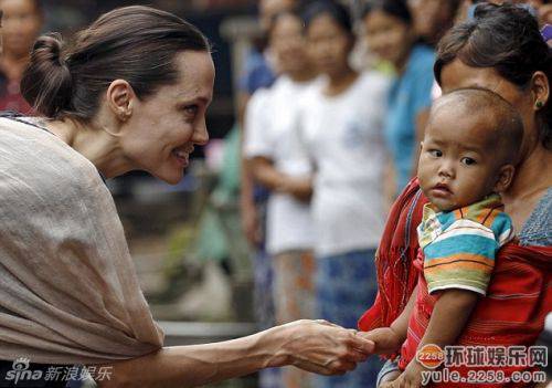朱莉携养子访缅甸难民营 与孩童握手尽显温柔