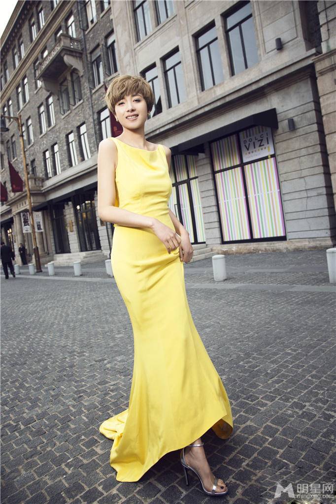 中国实力女演员万茜裸背长裙秀曼妙身姿