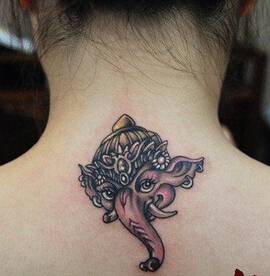 女生颈部纹身可爱动物刺青图片