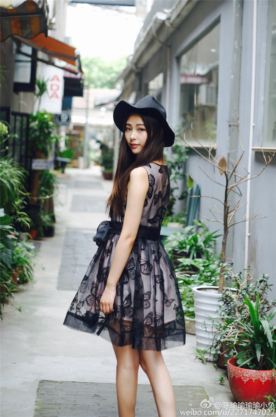 90后气质美少女唯美清凉街头写真