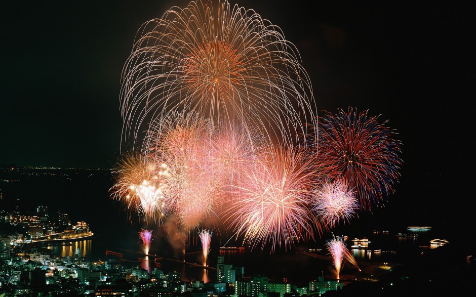 唯美烟花城市夜景壁纸桌面