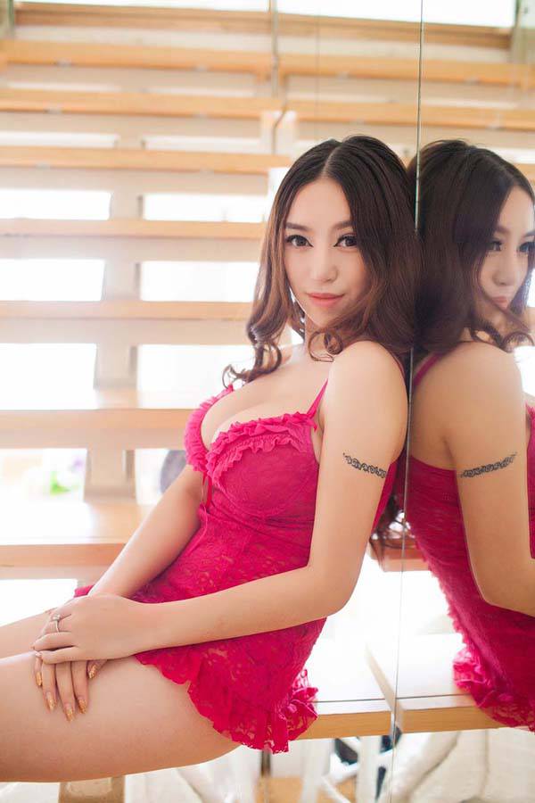 美女模特上演情趣内衣诱惑