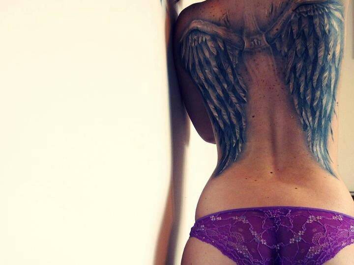 女生后背天使翅膀纹身图案性感迷人