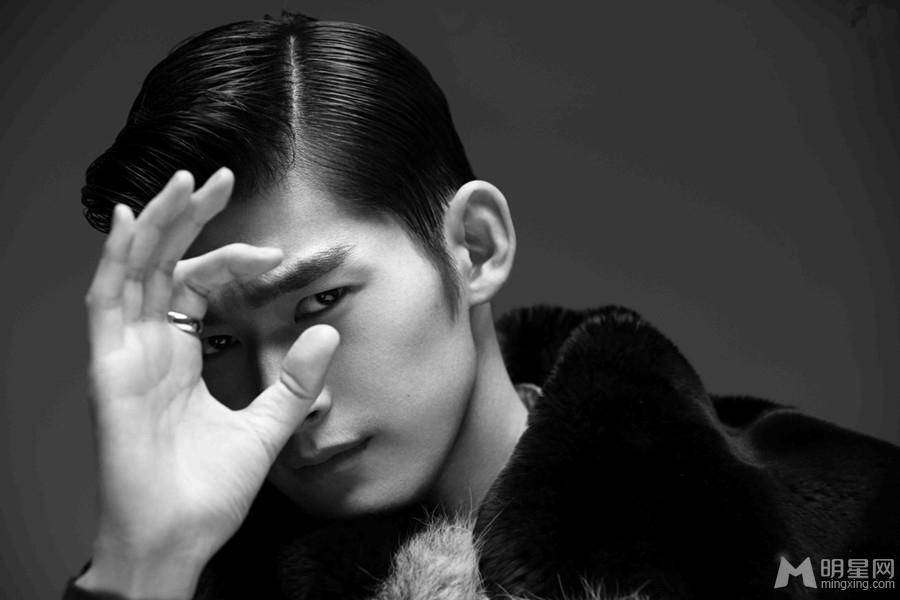 张翰唯美复古冬日黑白潮流写真