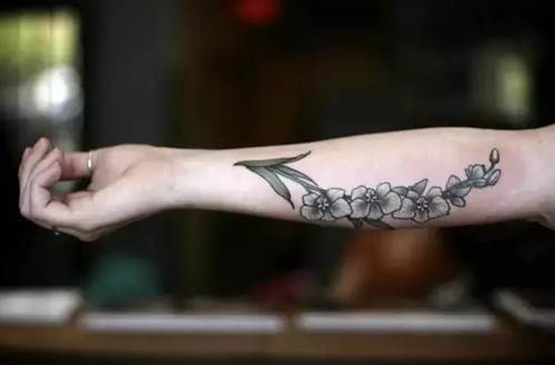 小清新女生手臂花朵纹身图案