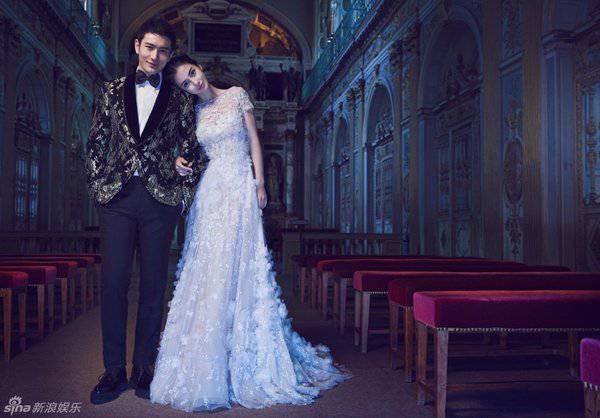 情侣亲吻图片大图一左一右