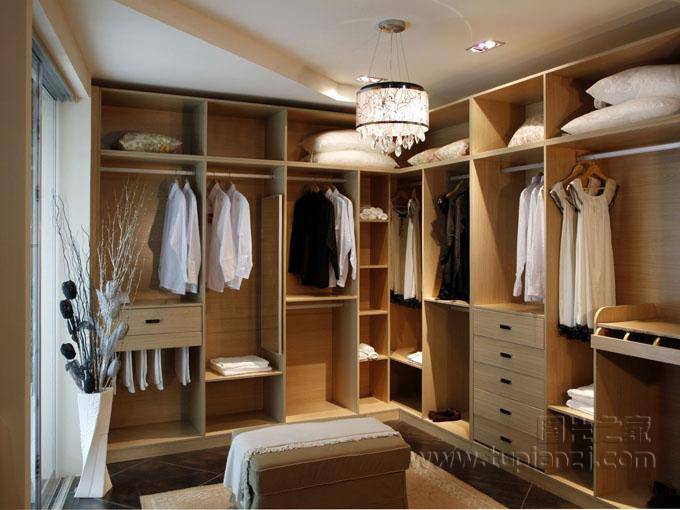 现代开放式的衣帽间装修效果图