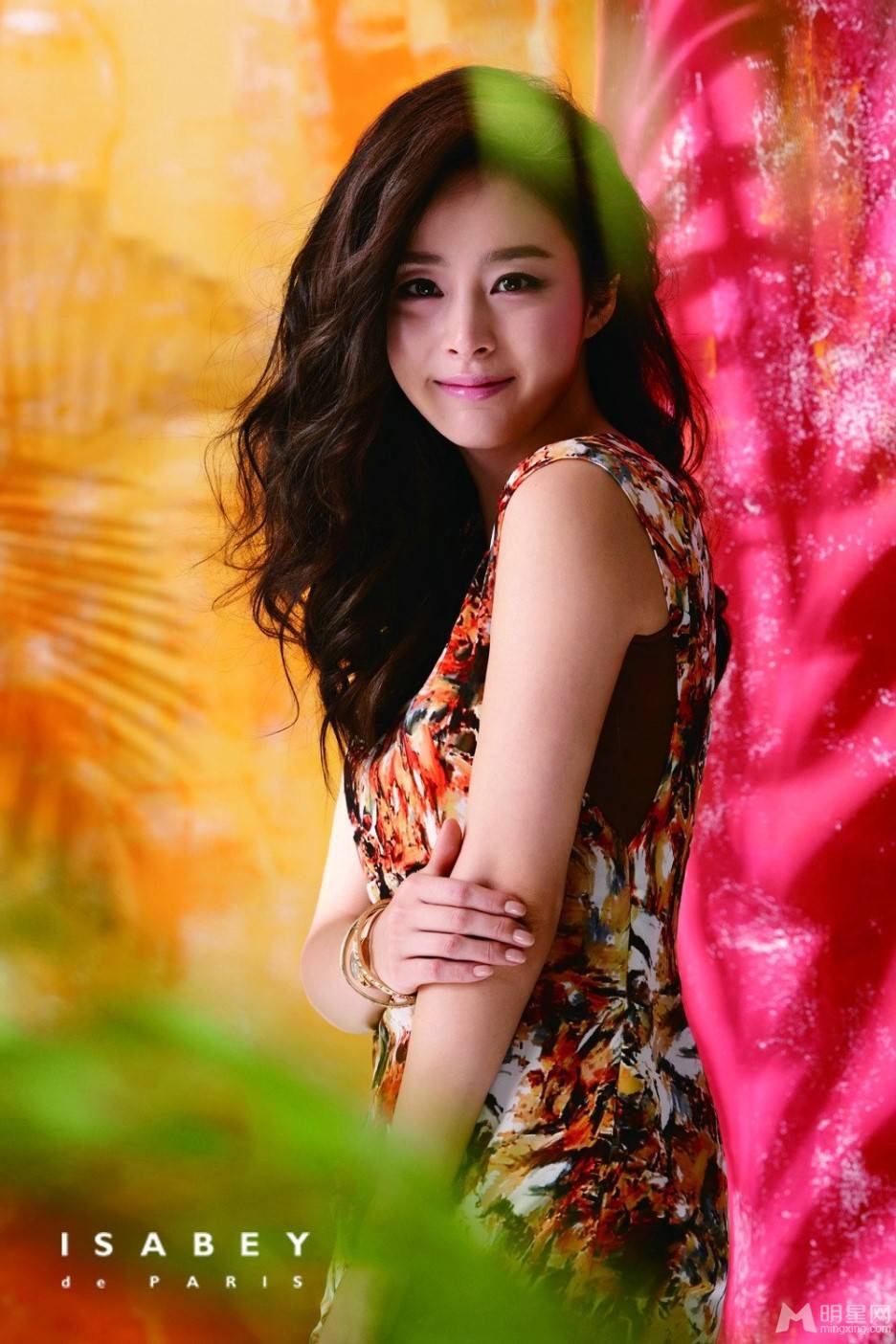 韩国女演员金泰熙代言品牌服饰尽显青春活力