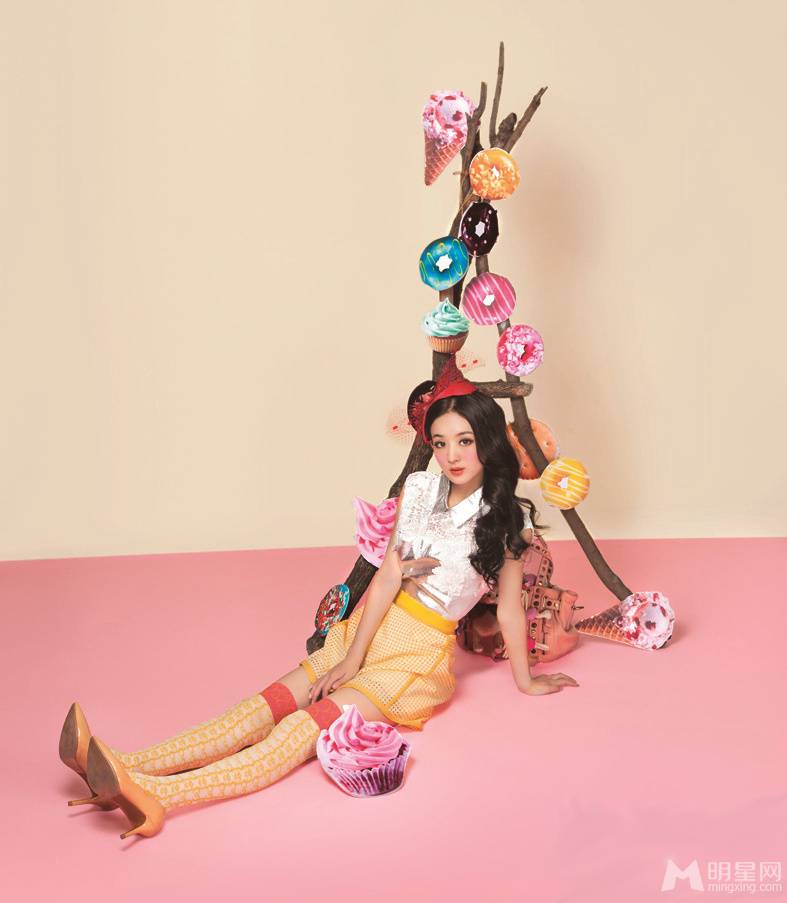 赵丽颖散发青春洋溢俏皮可爱写真照