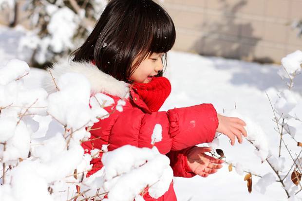 可爱甜心小美女纪姿含冬日雪地特写