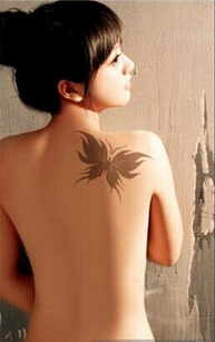 女生肩部蝴蝶纹身图案气质优雅