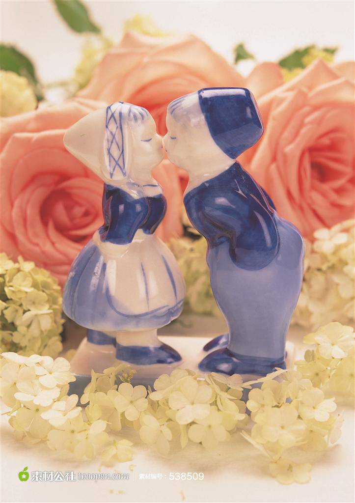 情人节的玫瑰花和陶瓷娃娃亲嘴图片
