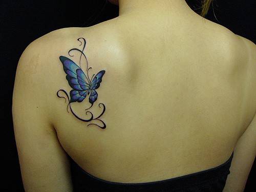 可爱女生肩部蝴蝶纹身图案尽显优雅气质