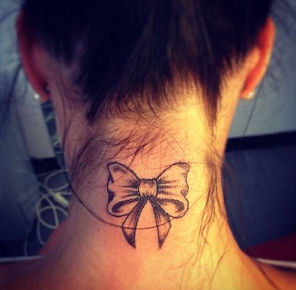 美女颈部蝴蝶结纹身图案清新可爱