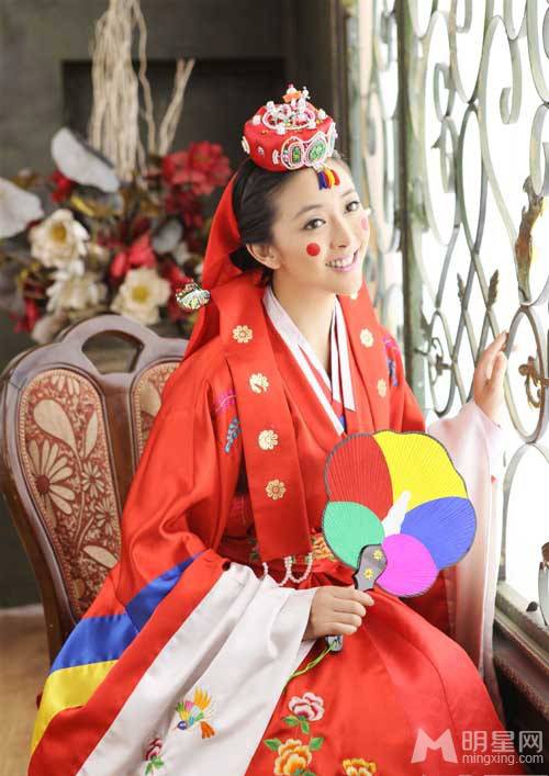 中国内地女星黄小蕾温柔韩式婚纱写真照