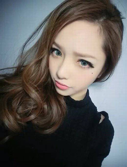 卷发妖艳女生非主流图片