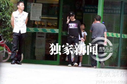 汪峰女儿小苹果近照曝光 冒雨买粽子(6)