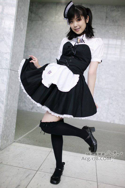 俏皮女生甜美cosplay可爱女仆