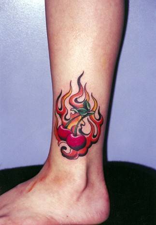 小巧个性的樱桃腿部女纹身图案