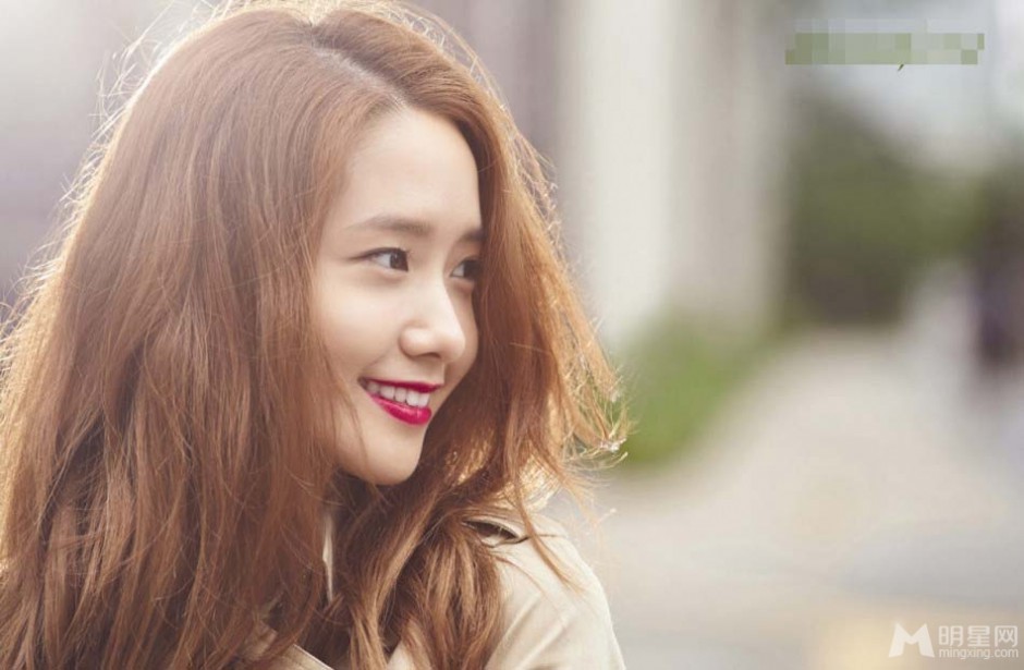 韩国女明星允儿红唇诱惑迷人写真