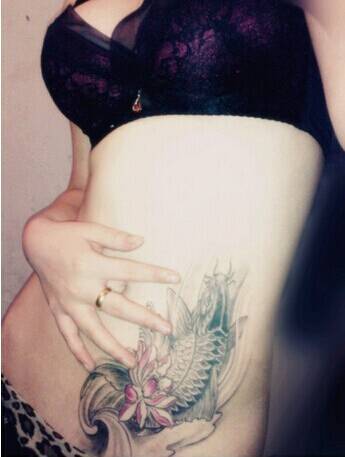 女生腰部的彩绘鲤鱼纹身图片