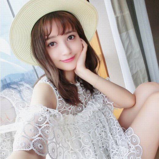 可爱甜美女生图片大图纯白