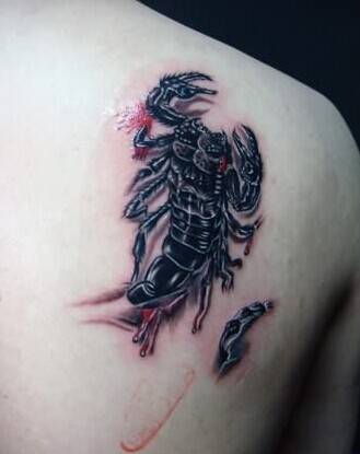 男性后背逼真个性的蝎子纹身图案