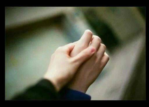 温馨而又简单手牵手情侣图片