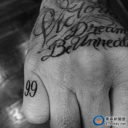 贝克汉姆添新刺青“99” 示爱娇妻维多利亚