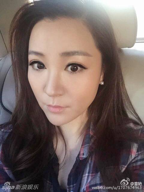 央视女主播章艳晒健身照 低胸紧身背心秀好身材(7)