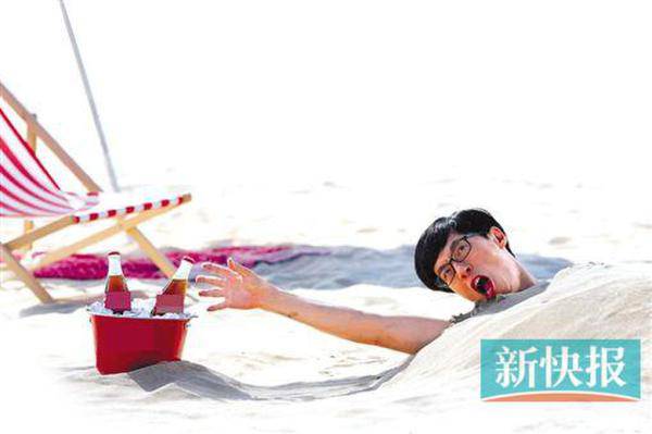 韩星刘在石被埋在沙子中 为喝饮料不懈努力