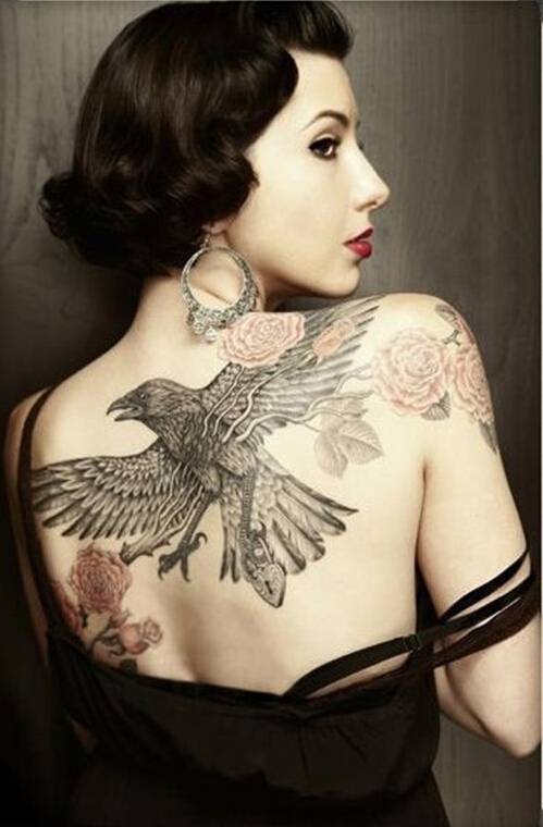 美女身上的霸气老鹰纹身图案