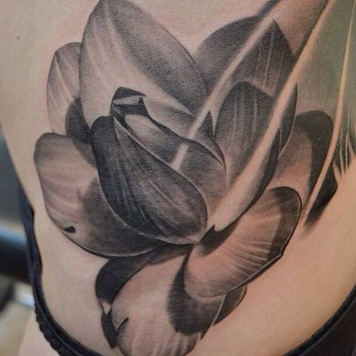 黑白水墨个性侧腰部纹身图案