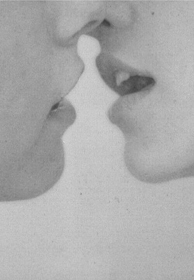 情侣甜蜜拥吻非主流黑白图片