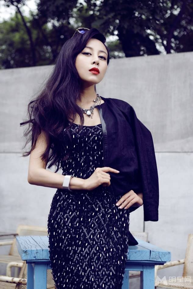 性感红唇美女明星贾媛媛妩媚写真