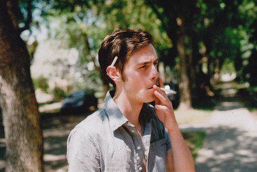 外国帅气孤独吸烟男生图片