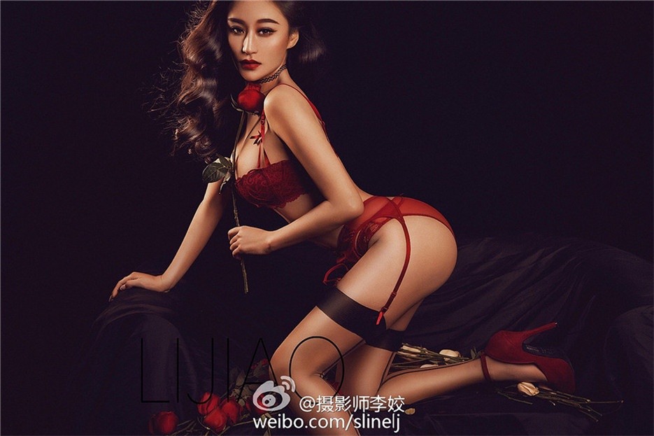 长发气质女神韩昕怡微博大晒性感美照