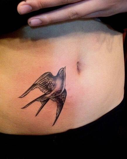 腰腹部个性燕子刺青纹身图案大全