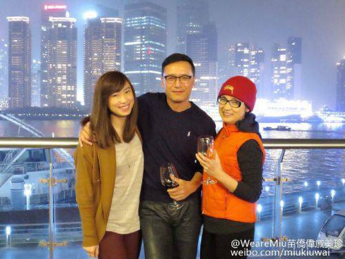 苗侨伟戚美珍夫妇好恩爱 银婚纪念日深情拥吻(7)