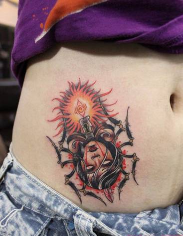 腰部另类个性的人物纹身图片