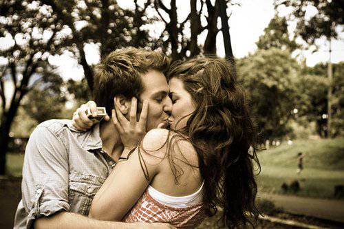 非主流激情甜蜜亲吻情侣图片