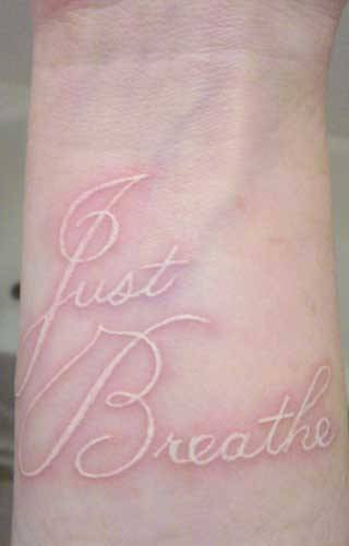 女生个性手腕隐形英文纹身图片