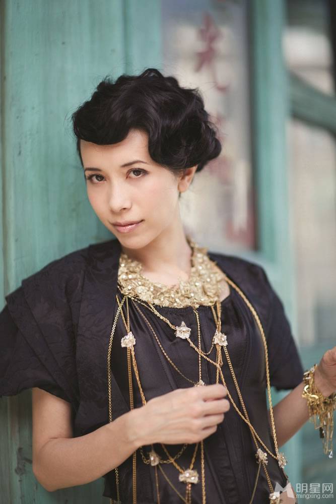 香港女歌手莫文蔚复古造型尽显女王范