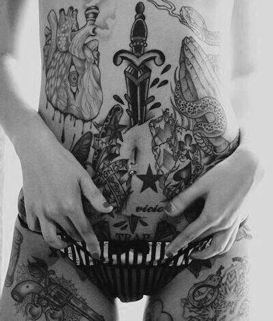 美女腰部刺青纹身艺术鲜艳