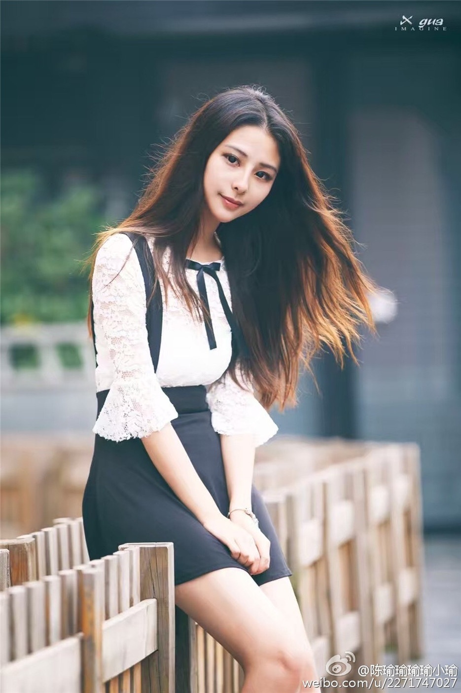 90后气质美少女唯美清凉街头写真